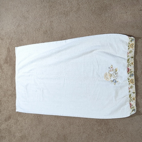 4 Beautiful Floral Bath Towels - Picture 6 of 14